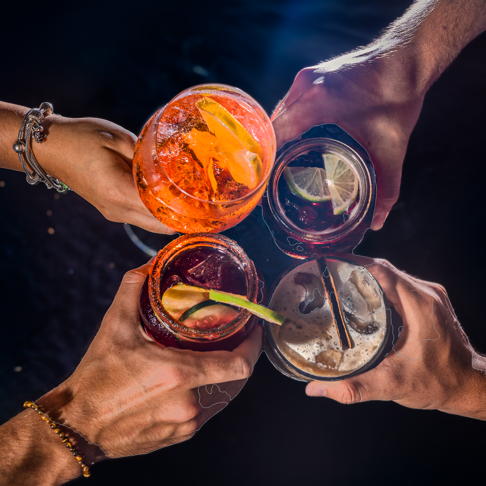 manos con vasos